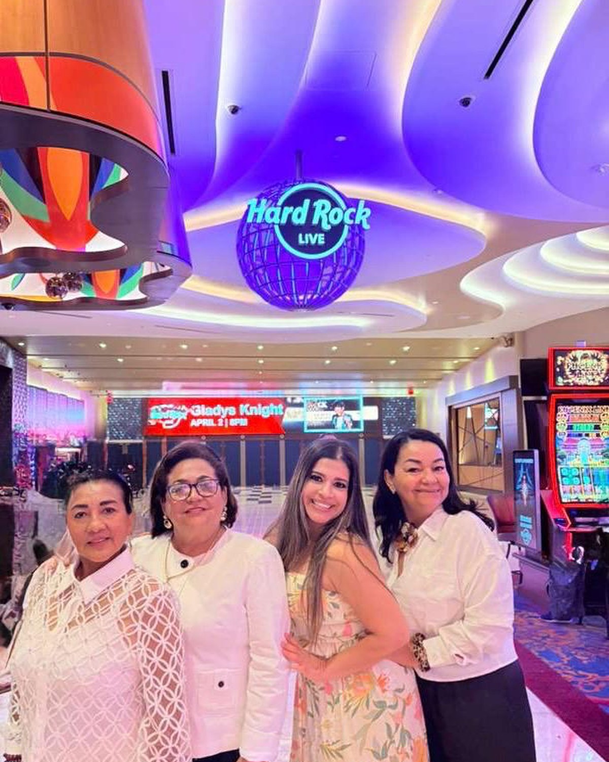 Ivonne junto a viajeras en Hard Rock Live, Miami