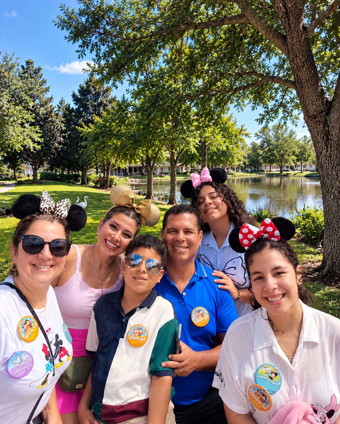 Familia Vargas junto al lago en su resort de Orlando